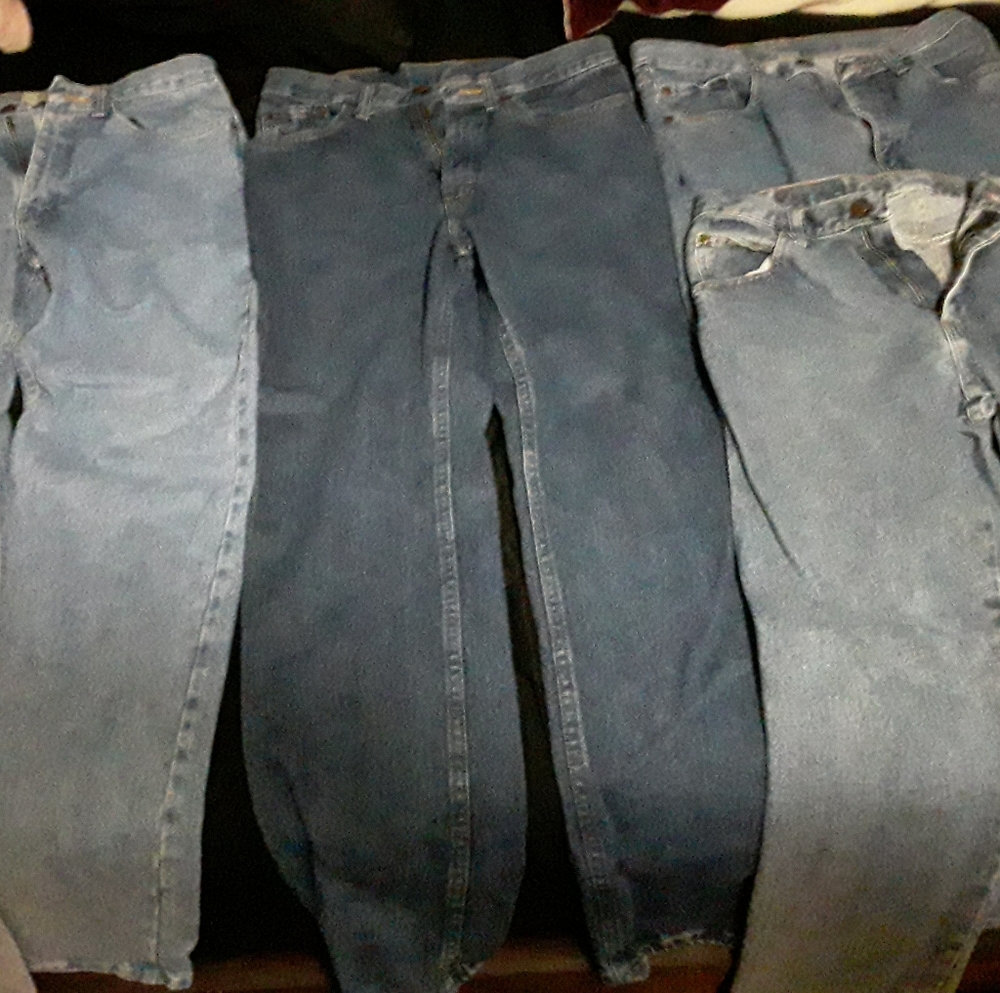 4 pairs of wrangler Jean's (31/32 size)